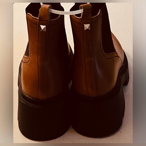 Marc Fisher Classic Tan/Carmel Leather Chelsea Boot - 9.5 - Picture 4 of 6